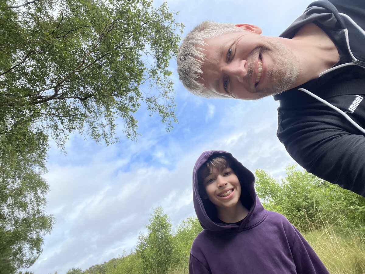 Ole und Florian draußen in der Natur